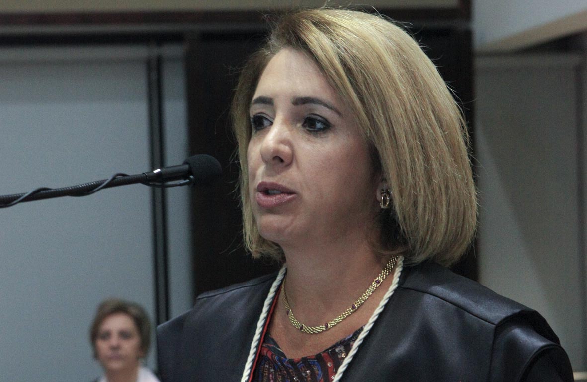 Nilce Regina Lima assume interinamente a presidência da AMAPAR